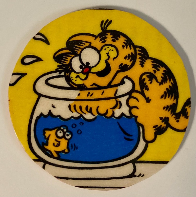 Magneti vintage di Garfield: scegli tra divertenti magneti di Garfield, realizzati a mano con adesivi originali di Garfield o da altre fonti - piccoli regali Fish bowl
