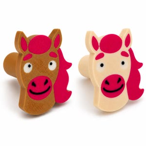 Könnte beinhalten: Zwei Schrankknöpfe in Form von Pferdekopf-Motiven. Ein Knopf ist braun mit Holzmaserung, der andere ist cremefarben. Beide haben eine leuchtend pinke Mähne, eine pinke Schnauze, weiße Augen mit schwarzen Pupillen und einen schwarzen Mund.