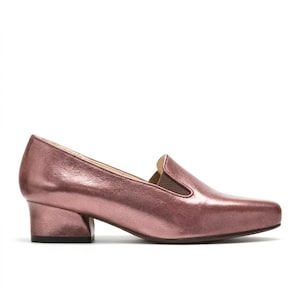 gold dress pink shoes Blake Lively wearing Gold Sequin Sheath Dress, Pink Suede Pumps, Pink Leather Clutch