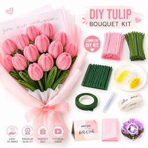 Può includere: Un kit per bouquet di tulipani fai-da-te con un bouquet finito di tulipani in scovolino rosa avvolto in carta rosa. Il kit include scovolini rosa e verdi, steli floreali verdi, stami gialli, nastro floreale verde, colla e un biglietto.