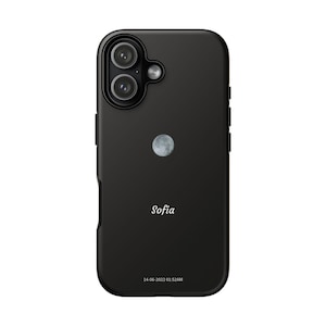 以下が含まれることがあります： マットブラックのスマートフォンケース。上部にデュアルカメラ用の切り抜き、中央に小さな円形の月のグラフィック、白の筆記体で印刷されたSofiaという名前、下部に白で印刷された14-06-2022 01:52AMという日付が特徴です。