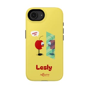 以下が含まれることがあります： 明るい黄色のスマートフォンケース。鏡を見ている赤いサクランボのキャラクターが描かれており、吹き出しには「CEREZA YO?」と書かれています。グラフィックの下には赤い文字で「Lesly」という名前が印刷され、その下に小さな文字でブランド名の「Jackasher」が記されています。