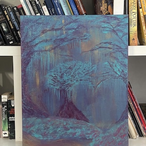 Puede incluir: Un cuadro rectangular sobre lienzo que muestra una escena forestal en tonos azul verdoso, azul y morado. La obra representa árboles con follaje texturizado y colgante y un tronco central, creando un efecto de capas con pinceladas visibles.