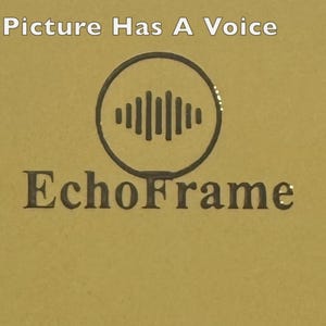 Op de afbeelding: Een zandkleurig oppervlak met de donkerbruine tekst EchoFrame en de zin Every Picture Has A Voice. Gecentreerd boven de merknaam staat een cirkelvormig icoon met een verticale geluidsgolfgrafiek, alles uitgevoerd in donkerbruin.