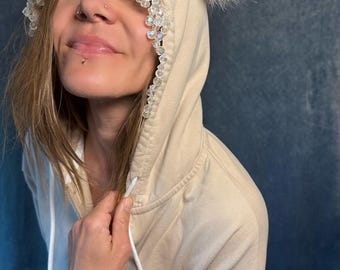 Beige hoodie met pompons en kristallen rand | Leuke festivaltrui met rits | Leuk en gezellig voor elke dag | Grillige Rave-kleding