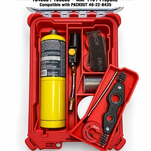 Könnte beinhalten: Ein roter Lötbrenner-Organizer-Einsatz aus Kunststoff mit herausnehmbarem Zubehörfach. Der Einsatz enthält eine gelbe Gaskartusche, einen Brennerkopf, eine Rolle Schleifgitter, eine Lötdrahtspule und einen Rohrschneider. Text: TORCH ORGANIZER INSERT WITH REMOVABLE ACCESSORY TRAY TS4000 / TS8000 • MAP-Pro / Propane Compatible with PACKOUT 48-22-8435 INSERT ONLY PACKOUT, torch, cylinder & accessories NOT INCLUDED.