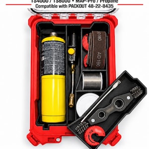 Può includere: Un inserto organizzatore per cannello in plastica nera con vassoio per accessori rimovibile, progettato per una valigetta rossa. Contiene una bombola di gas gialla, una testa del cannello, nastro abrasivo, stagno e un utensile per tubi rosso.