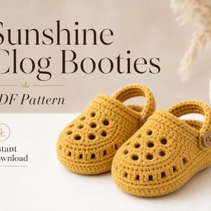 Op de afbeelding: Een paar mosterdgele gehaakte klomp-slofjes met een geperforeerd ontwerp bij de tenen en een zijbandje met knoop. De afbeelding bevat de tekst Sunshine Clog Booties, PDF Pattern, Instant Download en een downloadpictogram.