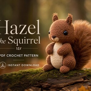 Puede incluir: Una ardilla de ganchillo marrón y crema con una gran cola esponjosa y ojos negros. El texto dice: Hazel the Squirrel, PDF CROCHET PATTERN, INSTANT DOWNLOAD. La ardilla está colocada sobre un tronco cubierto de musgo en un bosque.