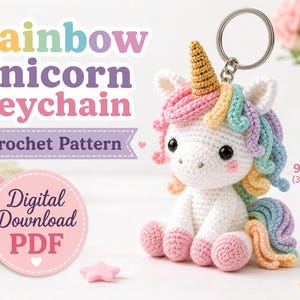 Op de afbeelding: Een gehaakte eenhoorn sleutelhanger met een wit lichaam, roze hoeven en een gouden hoorn. De manen en staart zijn gemaakt van pastelkleurig regenbooggaren. De tekst luidt Rainbow Unicorn Keychain, Crochet Pattern en Digital Download PDF. Het is 9 cm.