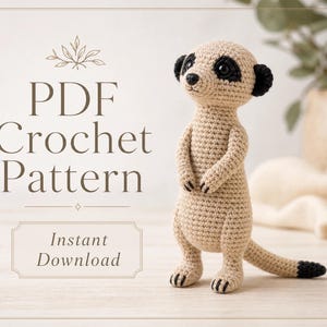 Può includere: Un giocattolo a forma di suricato realizzato all'uncinetto in beige con macchie nere intorno agli occhi, orecchie nere e punta della coda nera. Il testo recita PDF Crochet Pattern e Instant Download, con un'icona floreale.