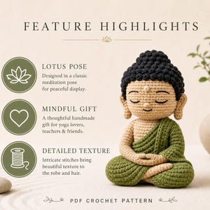Può includere: Una statuetta di Buddha all'uncinetto con capelli neri, pelle color carne e una veste verde, seduta in posizione di meditazione. L'immagine include il testo FEATURE HIGHLIGHTS, LOTUS POSE, MINDFUL GIFT, DETAILED TEXTURE e PDF CROCHET PATTERN.