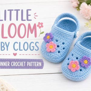 Puede incluir: Un par de zuecos para bebé tejidos a ganchillo en color azul claro con pequeñas flores aplicadas en rosa y morado con centros amarillos. El texto en la imagen dice LITTLE BLOOM BABY CLOGS y BEGINNER CROCHET PATTERN, junto a iconos decorativos.