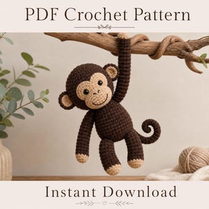 Op de afbeelding: Een donkerbruin en beige gehaakt apenknuffeltje dat aan een houten tak hangt. De aap heeft een ronde kop, kleine oren en een gekrulde staart. De tekst PDF Crochet Pattern en Instant Download staat aan de boven- en onderkant van de afbeelding.
