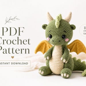 Könnte beinhalten: Ein gehäkeltes Drachenspielzeug mit olivgrüner Haut, einem cremefarbenen Bauch und gelben Flügeln. Der Drache hat kleine Hörner, einen stacheligen Schwanz und rosa Wangen. Der Text auf dem Bild lautet: PDF Crochet Pattern, 18 cm tall, Instant Download.