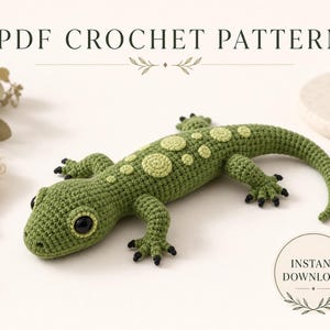 Könnte beinhalten: Eine PDF-Häkelanleitung für eine grüne Eidechse mit hellgrünen Flecken, großen schwarzen Augen und kleinen schwarzen Krallen. Der Text lautet PDF CROCHET PATTERN und INSTANT DOWNLOAD. Die Eidechse ist mit einem strukturierten Stich gehäkelt.