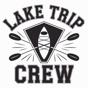 Peut inclure: Un design graphique noir et blanc représentant une icône de kayak au centre d'un écusson, flanquée de deux rames croisées. Le texte LAKE TRIP est arqué au-dessus de l'écusson et le mot CREW est inscrit en lettres capitales sous l'écusson.