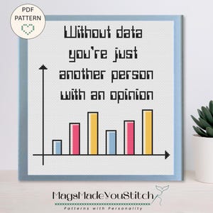 Op de afbeelding: Een kruissteekpatroon met de zwarte tekst "Without data you're just another person with an opinion" boven een kleurrijk staafdiagram met blauwe, roze en gele balken op een witte rasterachtergrond, omlijst door een lichtblauwe rand.