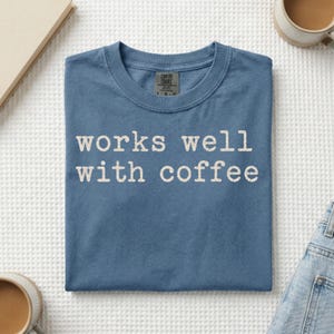 Camiseta "Combina Bem com Café", Camiseta Divertida para Amantes de Café, Camiseta com Estampa em Fonte de Máquina de Escrever, Camiseta Sarcástica para o Trabalho, Camiseta com Texto Minimalista