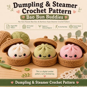 Könnte beinhalten: Eine digitale Häkelanleitung für Bao-Buns und einen Bambus-Dämpfer. Das Bild zeigt drei gehäkelte Bao-Buns in Weiß, Grün und Rosa, jeweils mit einem lächelnden Gesicht und rosa Wangen, die in einzelnen braunen, gehäkelten Dämpferkörben liegen.