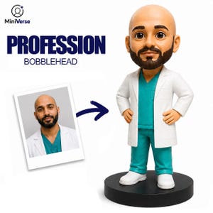 Puede incluir: Una figura cabezona personalizada de una persona calva con barba, vistiendo una bata blanca sobre un uniforme médico color verde azulado. La figura se apoya en una base negra. Junto a ella hay una foto con el texto MiniVerse PROFESSION BOBBLEHEAD.