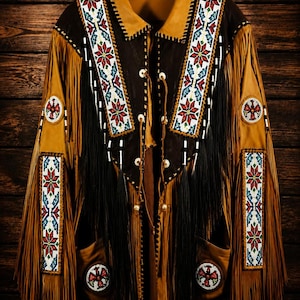 Könnte beinhalten: Eine hellbraune und dunkelbraune Jacke mit langen Fransen, einem Kragen und aufwendigen Perlenstickereien in roten, weißen, blauen und grünen geometrischen Sternmustern. Das Kleidungsstück hat kreisförmige Perlenaufnäher an Ärmeln und Taschen.