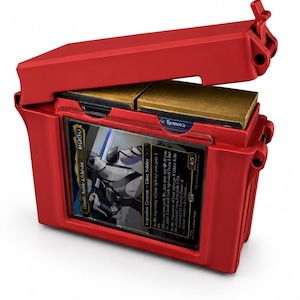 Può includere: Un contenitore per mazzi in plastica rosso brillante con coperchio incernierato, dotato di una finestra frontale trasparente che mostra una carta Magic: The Gathering intitolata Gonti, Noble Archivist. L'interno contiene due pile di carte.