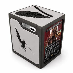 Puede incluir: Una caja rectangular de almacenamiento de cartas en negro y gris claro con un emblema de ala y espada negro en la parte superior. El lateral muestra una silueta negra de una figura alada con una espada, y se ve una carta coleccionable Sephiroth, Fabled Soldier.