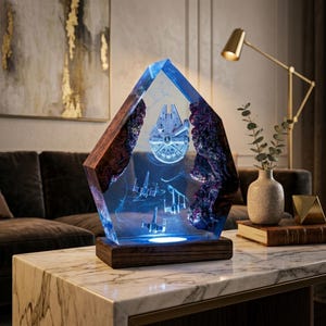 Millennium Falcon Epoxidharz-Lampe, Raumschiff-Nachtlicht, handgefertigte Harz-Holz-Lampe, Sci-Fi-Schreibtischdeko, Geschenk für Gamer, LED-Lampe