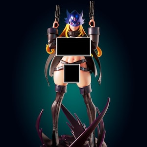 Puede incluir: Una figura de estilo anime que representa a un personaje con cabello rubio largo, usando una máscara azul oscuro con una gema púrpura central, una chaqueta negra y botas altas. El personaje sostiene dos pistolas negras sobre su cabeza.