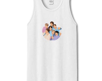 Regata com ilustração de grupo inspirada no K-Pop, regata gráfica para fãs de música coreana, regata estilo nadador com retrato de banda, regata unissex de verão.