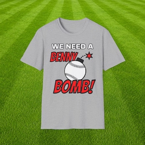 Wir brauchen eine Benny Bomb! (Vorder-)Boom! Zurück geht es! (Rückseite) Doppelseitiges T-Shirt | Baseball Grafik, Sport Fan Tee