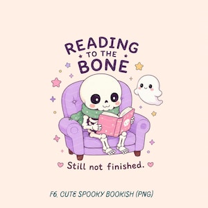 Può includere: Un'illustrazione grafica di uno scheletro con una sciarpa verde, seduto su una poltrona viola mentre legge un libro rosa. Un piccolo fantasma bianco fluttua vicino. Il testo recita READING TO THE BONE e Still not finished, tra le stelle.