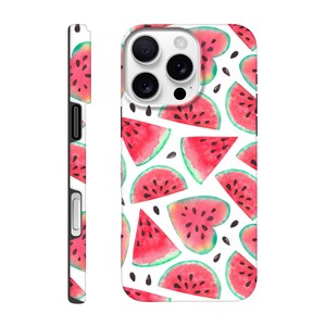 Puede incluir: Una funda para smartphone con un patrón repetitivo de acuarela de rodajas de sandía rojas y piezas en forma de corazón con semillas negras sobre un fondo blanco. La funda incluye aberturas para las lentes de la cámara y los botones.