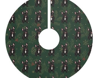 Peut inclure: Une jupe de sapin circulaire vert foncé ornée d'un motif répétitif de bouledogues français noirs avec des taches blanches sur la poitrine, entremêlés d'illustrations dorées de branches de pin, de houx et de flocons.