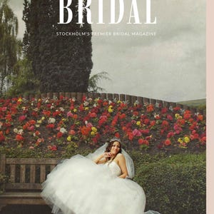 Può includere: Una copertina di rivista intitolata BRIDAL VOL. 1 ISSUE 2 | DECEMBER 2025 che mostra un abito da sposa in tulle bianco con velo e tiara. Il testo recita STOCKHOLM'S PREMIER BRIDAL MAGAZINE e TIMELESS PIECES Classic items handpicked for your perfect wedding.