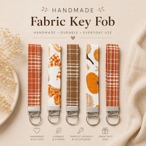 Puede incluir: Cinco llaveros de tela con herrajes de metal plateado y anillas. Los diseños incluyen cuadros naranjas y blancos, motivos de calabazas y hojas naranjas sobre fondo blanco, y cuadros marrones. Texto: HANDMADE Fabric Key Fob, HANDMADE, DURABLE, EVERYDAY USE.