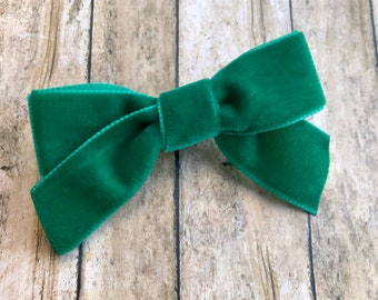 Emerald green velvet hair bow - 3 inch green velvet bow, boutique bows, velvet bows, girls hair bows, girls bows, green hair bows