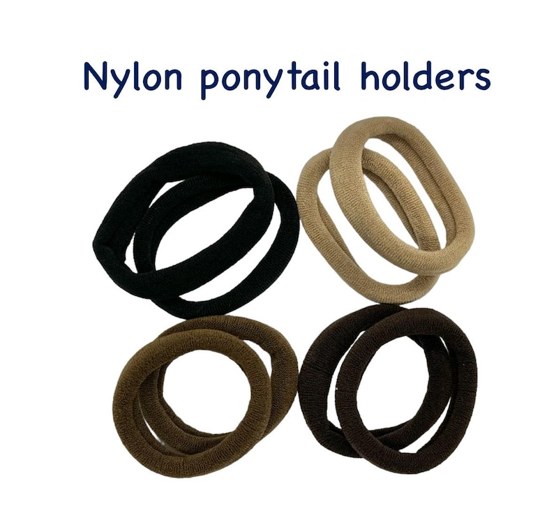 K&ouml;nnte beinhalten: Vier Haargummis aus Nylon in Schwarz, Beige, Braun und Dunkelbraun. Der Text "Nylon ponytail holders" ist oben im Bild in Blau dargestellt. Die Haaraccessoires sind quadratisch auf wei&szlig;em Hintergrund angeordnet.