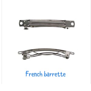 Pu&ograve; includere: Due barrette francesi argentate, una aperta e una chiusa. Le barrette sono progettate per tenere i capelli in posizione.