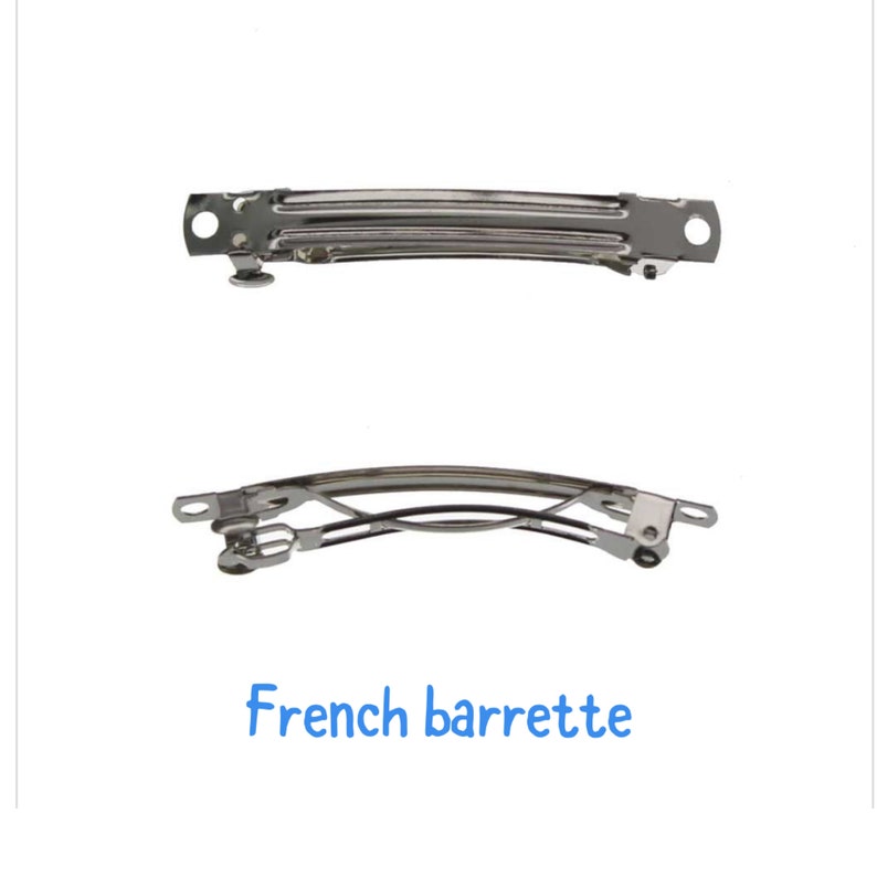 Pu&ograve; includere: Due barrette francesi argentate, una aperta e una chiusa. Le barrette sono progettate per tenere i capelli in posizione.