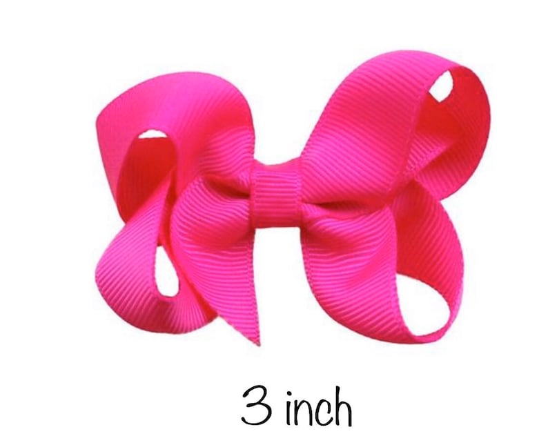 K&ouml;nnte beinhalten: Eine leuchtend pinkfarbene Haarschleife aus Ripsband. Die Schleife ist 7,6 cm gro&szlig; und hat ein klassisches Schlaufendesign. Der Text "3 inch" steht darunter in einer handschriftlichen Schriftart.