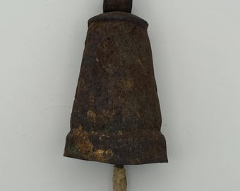 Sino de Fazenda Antigo em Ferro Fundido • Sino Rústico Vintage de Vaca • Decoração Primitiva de Fazenda, Sino de Jantar Pesado e Enferrujado, Relíquia Industrial para Jardim Campestre