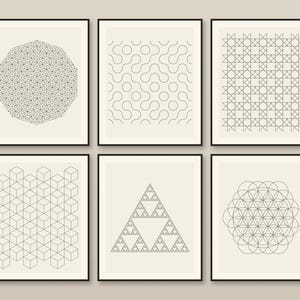 Może przedstawiać: Zestaw sześciu oprawionych grafik ściennych z geometrycznymi wzorami z czarnych linii na jasnobeżowym tle. Wzory obejmują wielokąt w kształcie gwiazdy, zakrzywione linie, siatkę kwadratów, wzór w sześciany, trójkąt oraz nakładające się koła.
