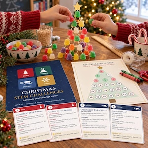 Puede incluir: Un kit de desafíos STEM navideños que incluye una torre de gominolas construida con palillos, un mazo de cartas de desafíos, una hoja de seguimiento My Challenge Tree y un cuenco de gominolas de colores para actividades en una mesa.