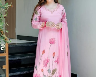 Traje de salwar chinon con exquisito trabajo artesanal y dupatta.