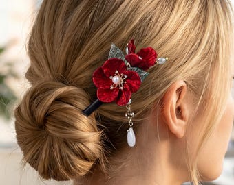 エレガントな赤い花のヘアピン、お団子ヘア用の木製ヘアスティック、ヴィンテージ風アップヘアアクセサリー、繊細な植物モチーフのヘアフォーク、ブライズメイドギフト