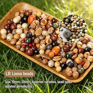 Pode incluir: Uma bandeja de madeira cheia de um sortimento de contas soltas em vários tons de castanho, bege e creme. As contas apresentam texturas, padrões e formas diversas, variando de 10 mm a 20 mm. Uma inserção circular mostra variedades adicionais.