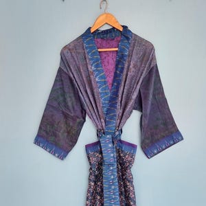 Kimono de seda sari estilo bohemio vintage, chaqueta larga de patchwork, bata de sari reciclada, cárdigan largo abierto, abrigo kimono para festivales