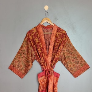 kimono en patchwork de soie vintage, peignoir en soie fait main, veste kimono surdimensionnée, plumeau en patchwork multicolore, pièce de superposition, emballage artistique